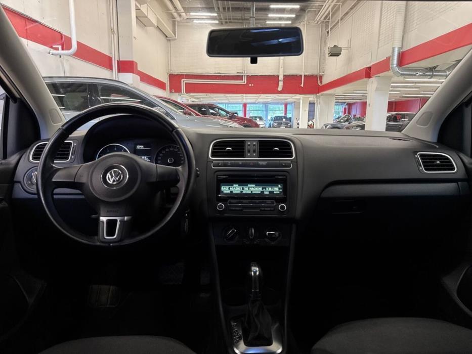 VOLKSWAGEN Polo 2012