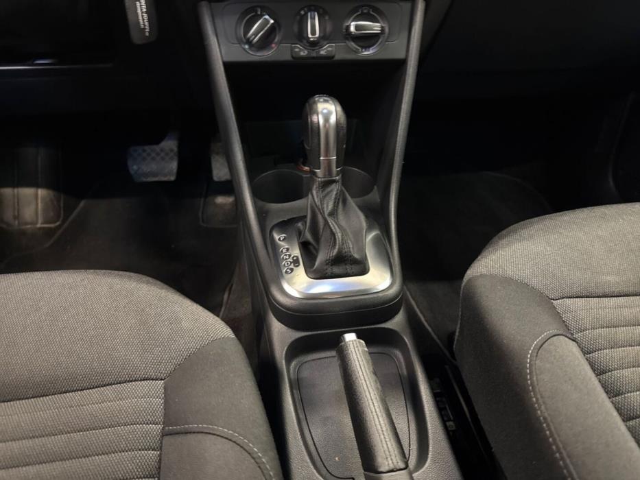 VOLKSWAGEN Polo 2012