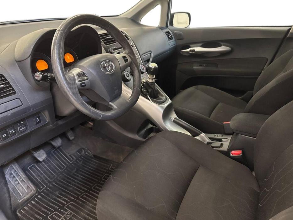TOYOTA Auris 2010