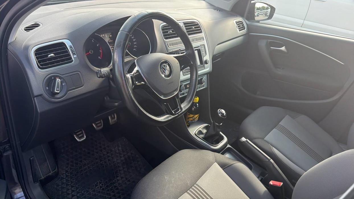 VOLKSWAGEN Polo 2016