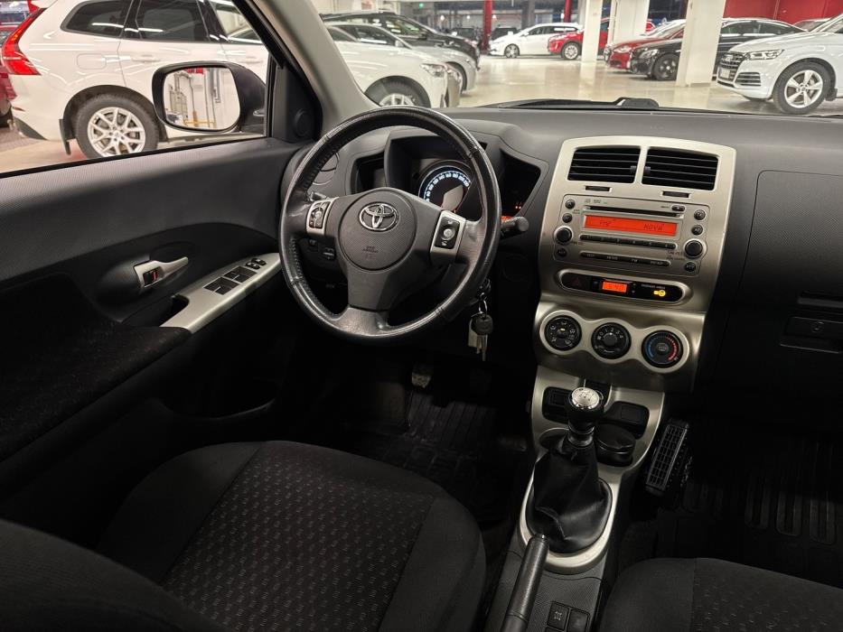 TOYOTA Urban Cruiser 2011