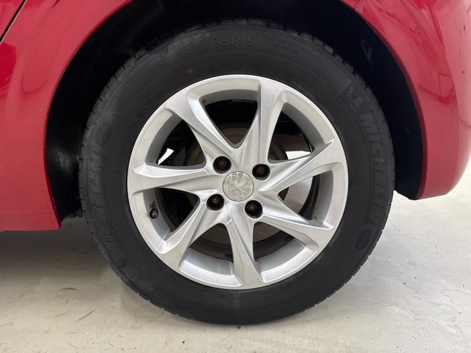 PEUGEOT 208 2015