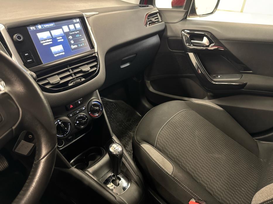 PEUGEOT 208 2015