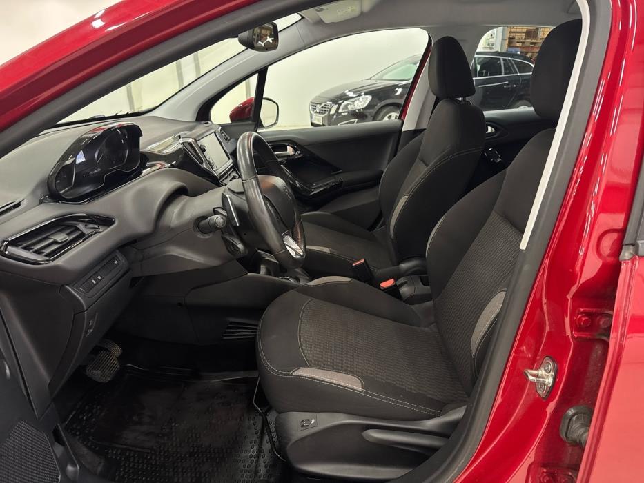 PEUGEOT 208 2015