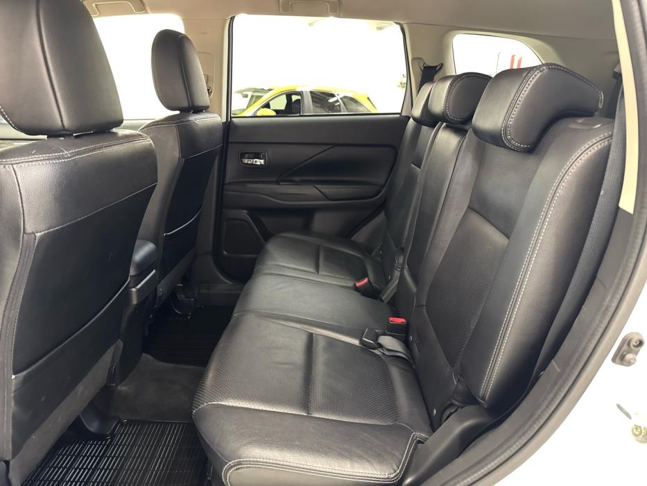 MITSUBISHI Outlander 2016