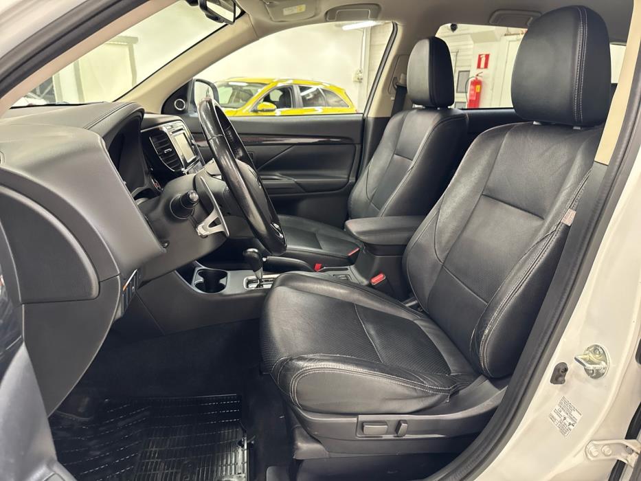 MITSUBISHI Outlander 2016