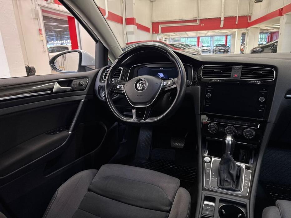 VOLKSWAGEN Golf 2018
