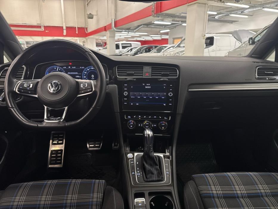 VOLKSWAGEN Golf 2018