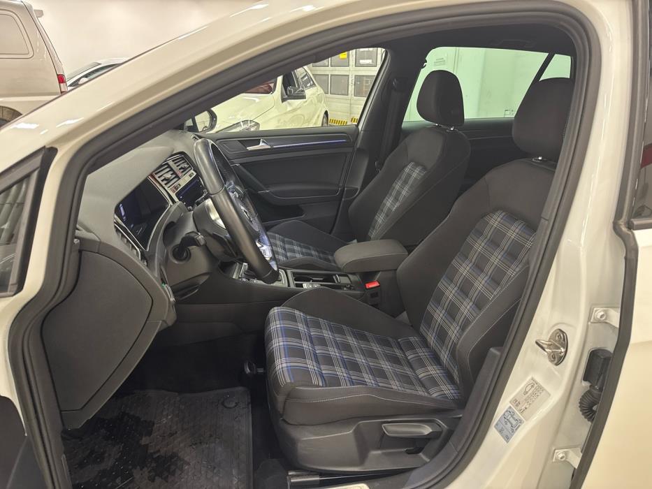 VOLKSWAGEN Golf 2018