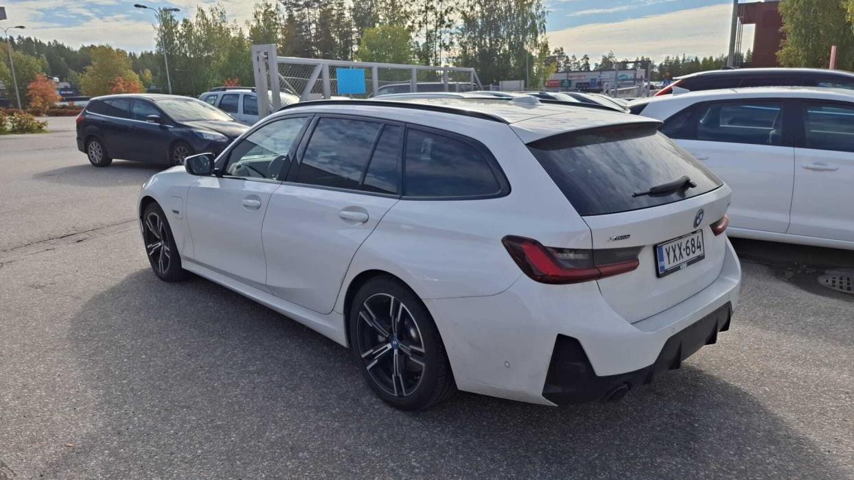BMW 330 2023