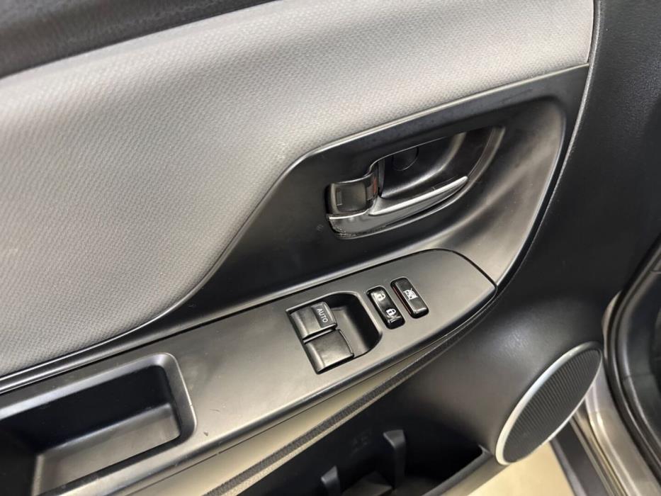 TOYOTA Yaris 2015