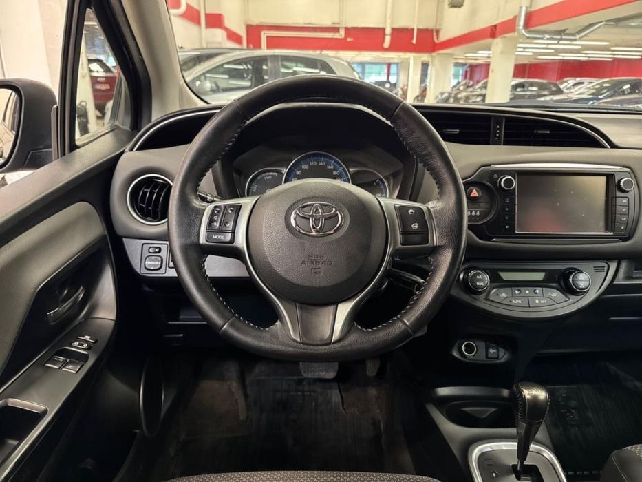 TOYOTA Yaris 2015