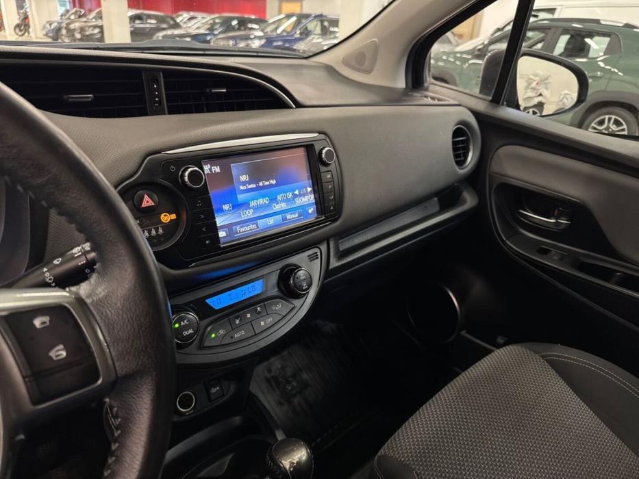 TOYOTA Yaris 2015