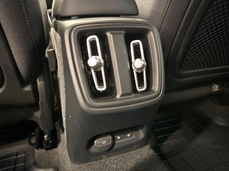 VOLVO XC40 2023
