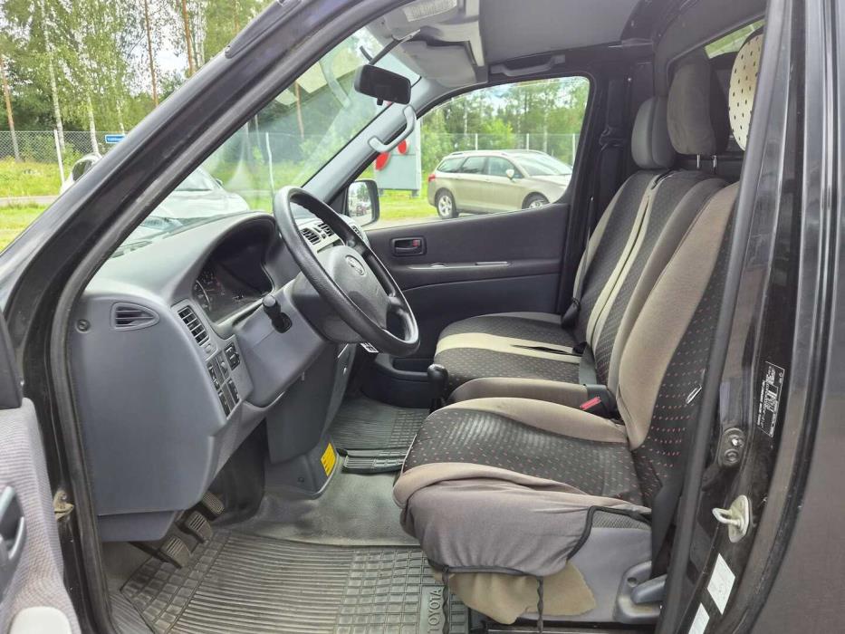 TOYOTA Hiace 2010