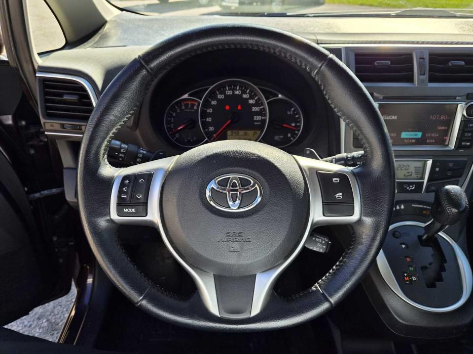 TOYOTA Verso-S 2012