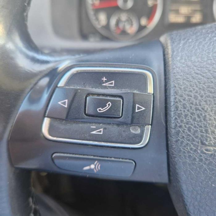 VOLKSWAGEN Touran 2015