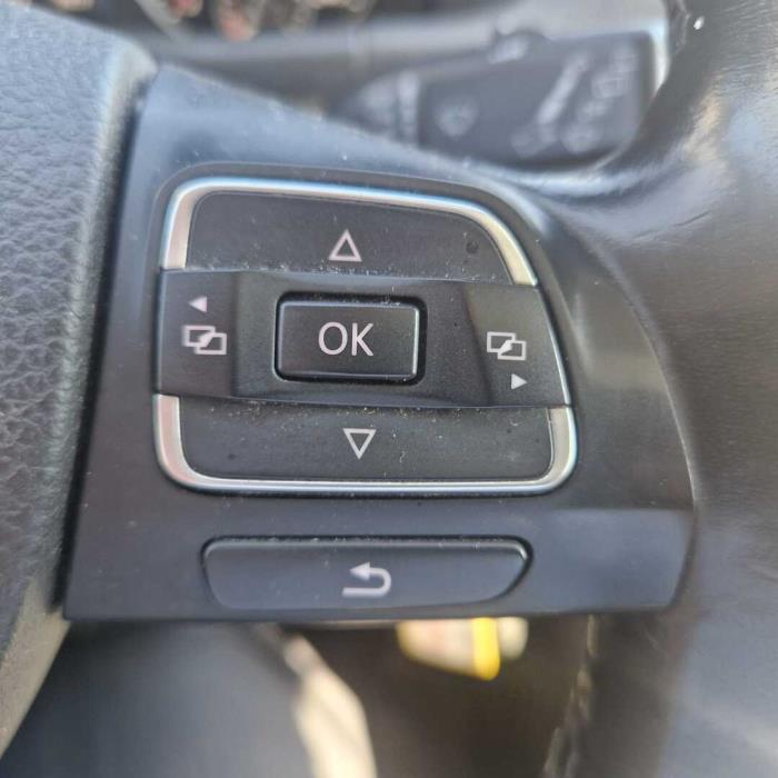 VOLKSWAGEN Touran 2015