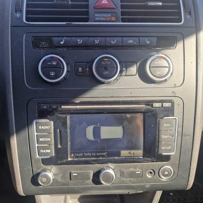 VOLKSWAGEN Touran 2015