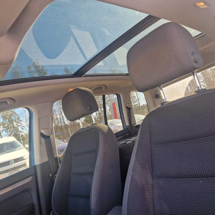 VOLKSWAGEN Touran 2015