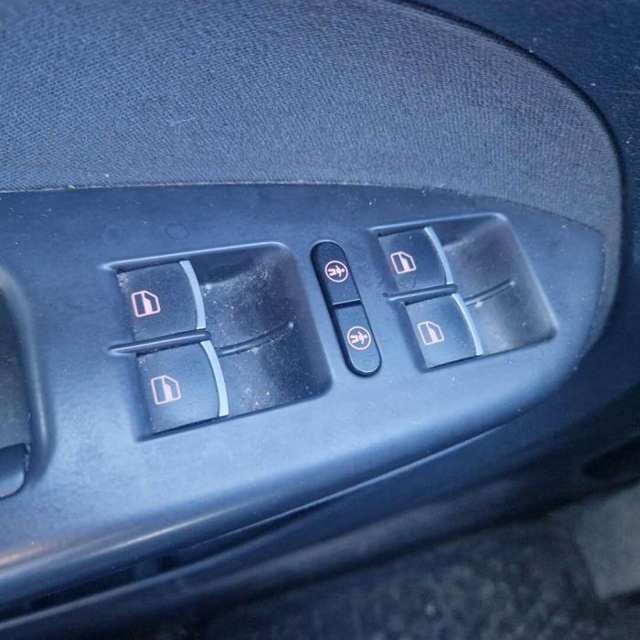 VOLKSWAGEN Touran 2015