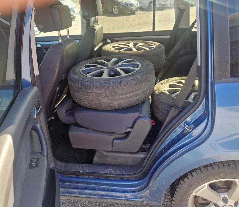 VOLKSWAGEN Touran 2015