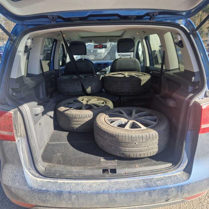 VOLKSWAGEN Touran 2015