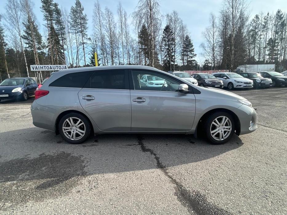 TOYOTA Auris 2015