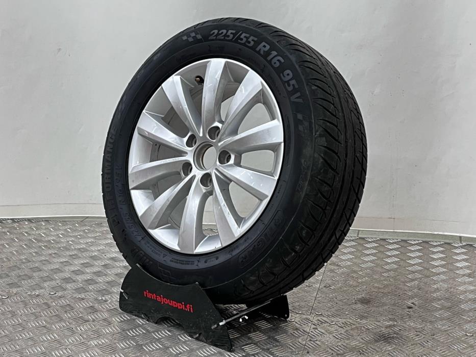 VOLKSWAGEN Beetle 2015