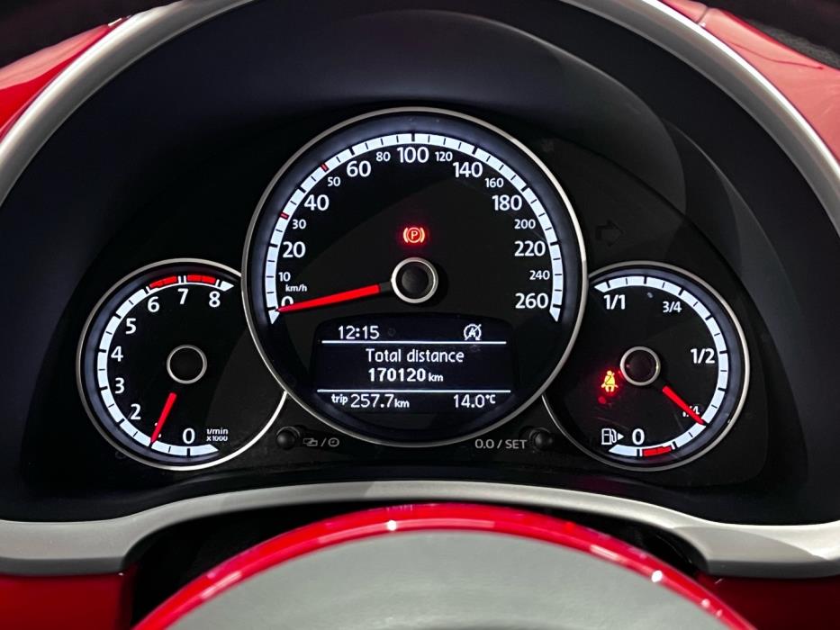 VOLKSWAGEN Beetle 2015