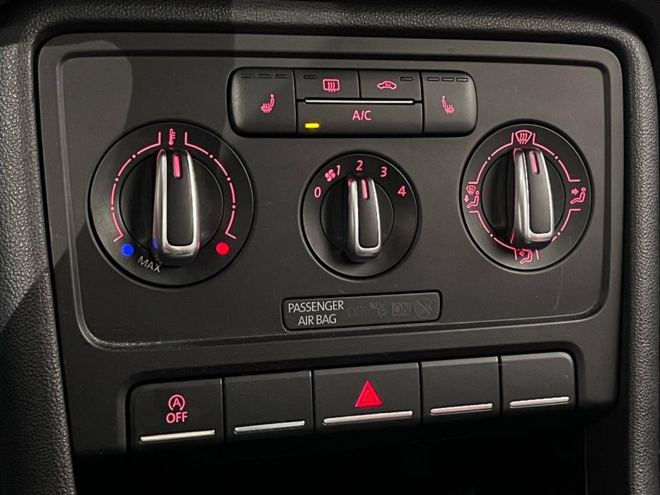 VOLKSWAGEN Beetle 2015