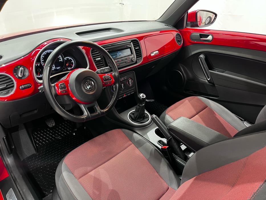 VOLKSWAGEN Beetle 2015
