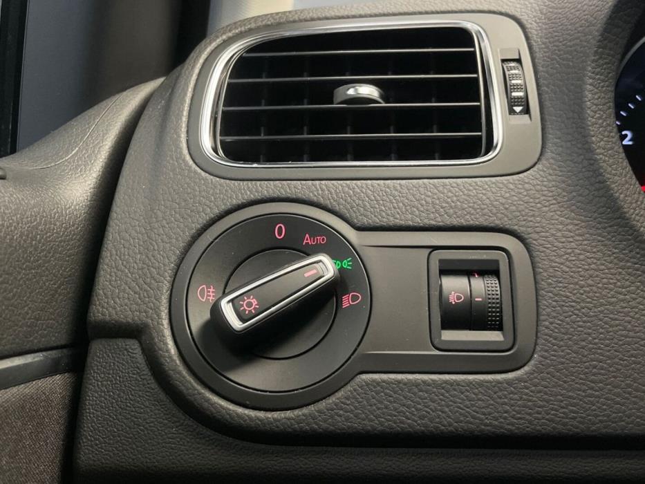 VOLKSWAGEN Polo 2014