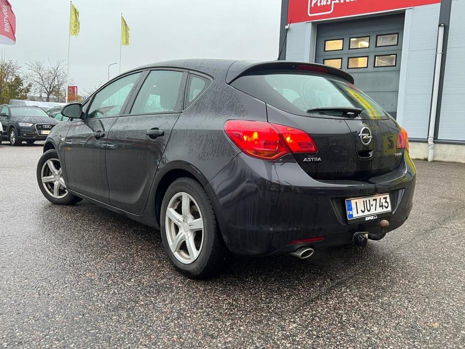 OPEL Astra 2011