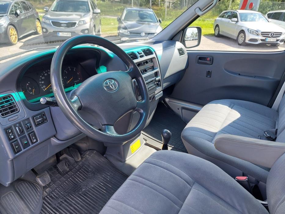 TOYOTA Hiace 2009