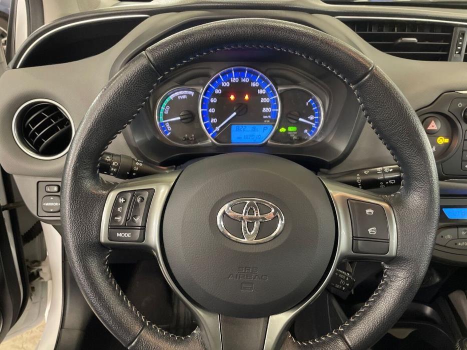 TOYOTA Yaris 2015