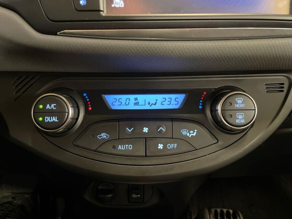 TOYOTA Yaris 2015