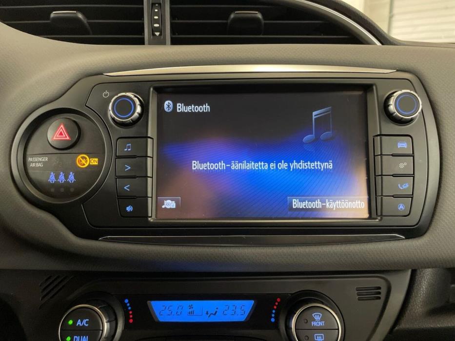 TOYOTA Yaris 2015