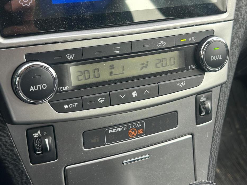 TOYOTA Avensis 2015
