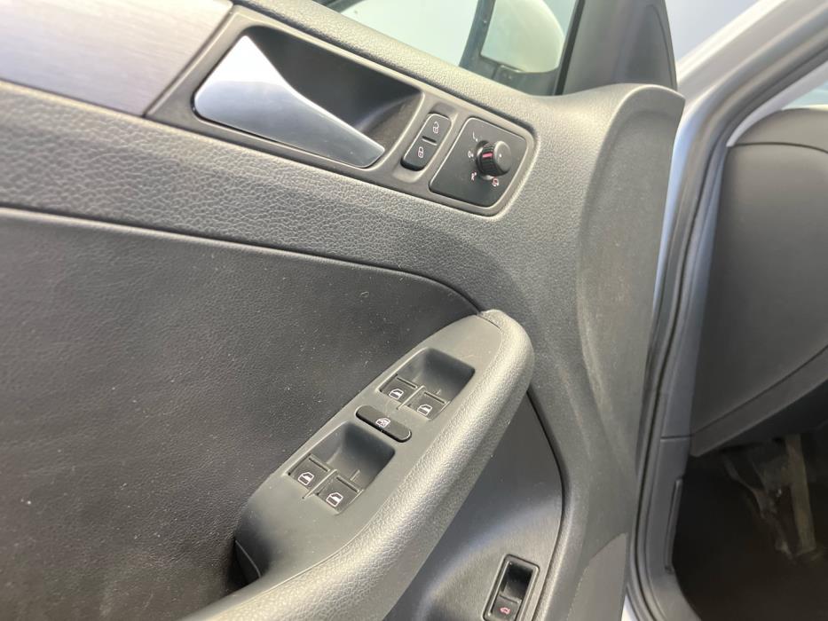 VOLKSWAGEN Jetta 2012