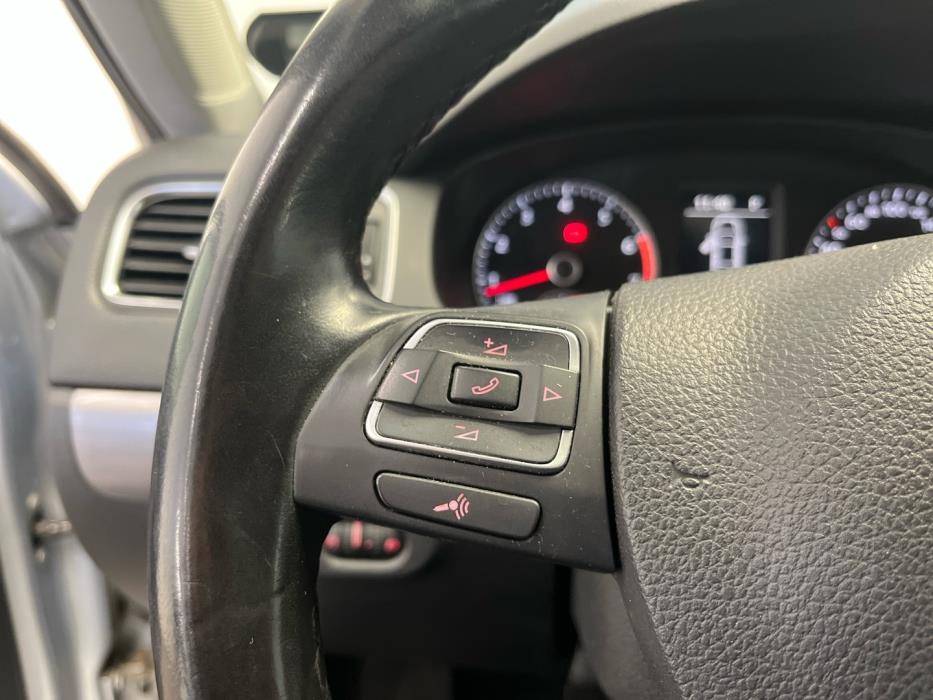 VOLKSWAGEN Jetta 2012