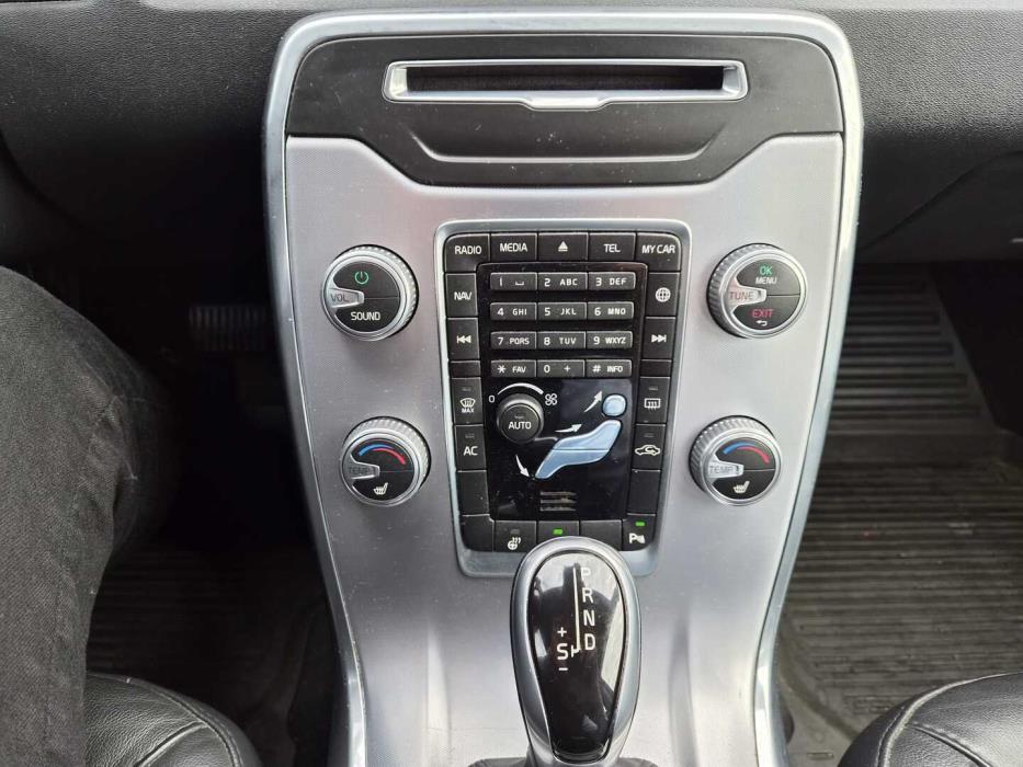 VOLVO V70 2015