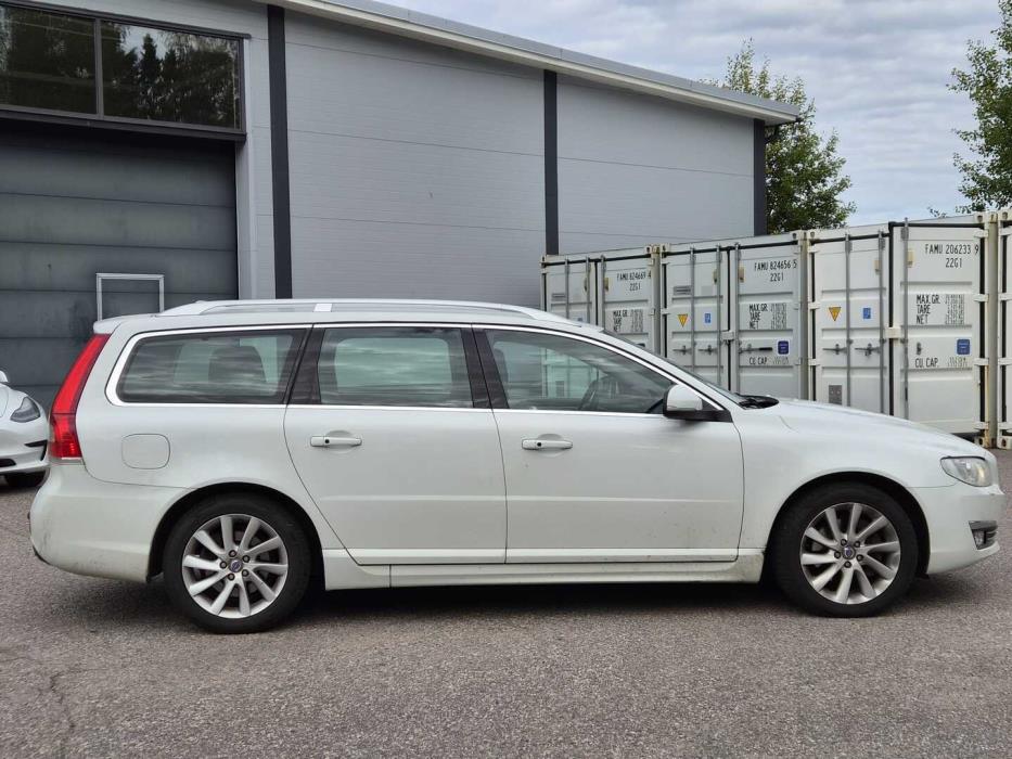 VOLVO V70 2015