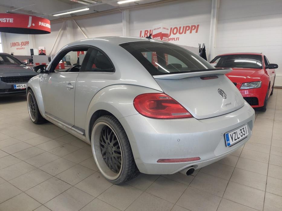 VOLKSWAGEN Beetle 2011
