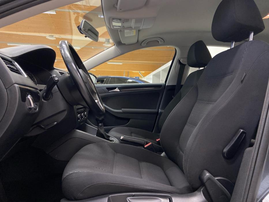 VOLKSWAGEN Jetta 2011