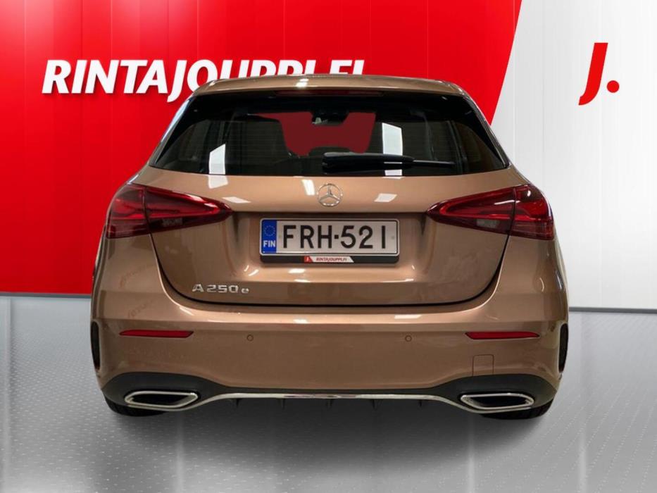 MERCEDES-BENZ A 2023