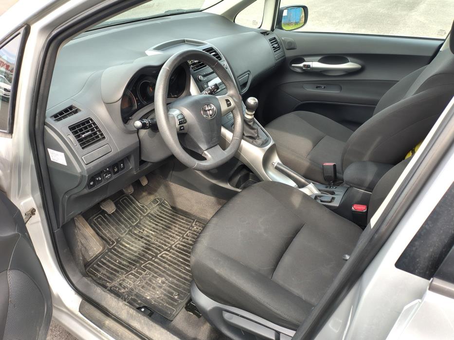 TOYOTA Auris 2011