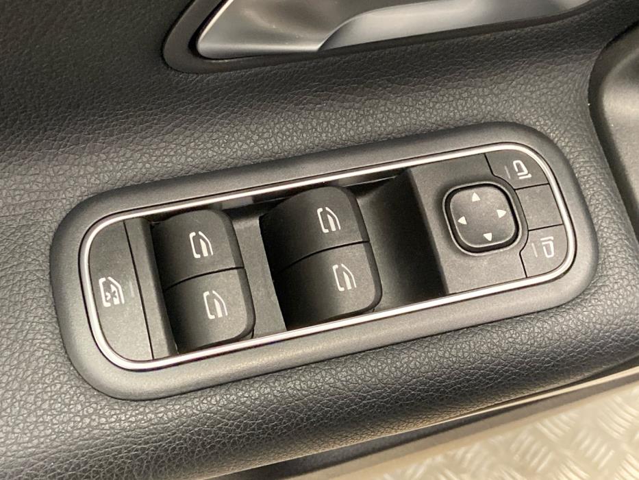 MERCEDES-BENZ A 2021