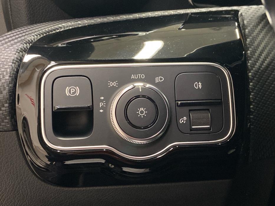 MERCEDES-BENZ A 2021