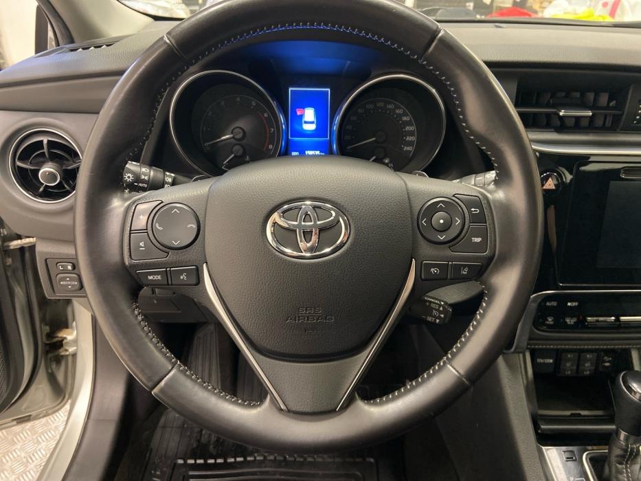 TOYOTA Auris 2015